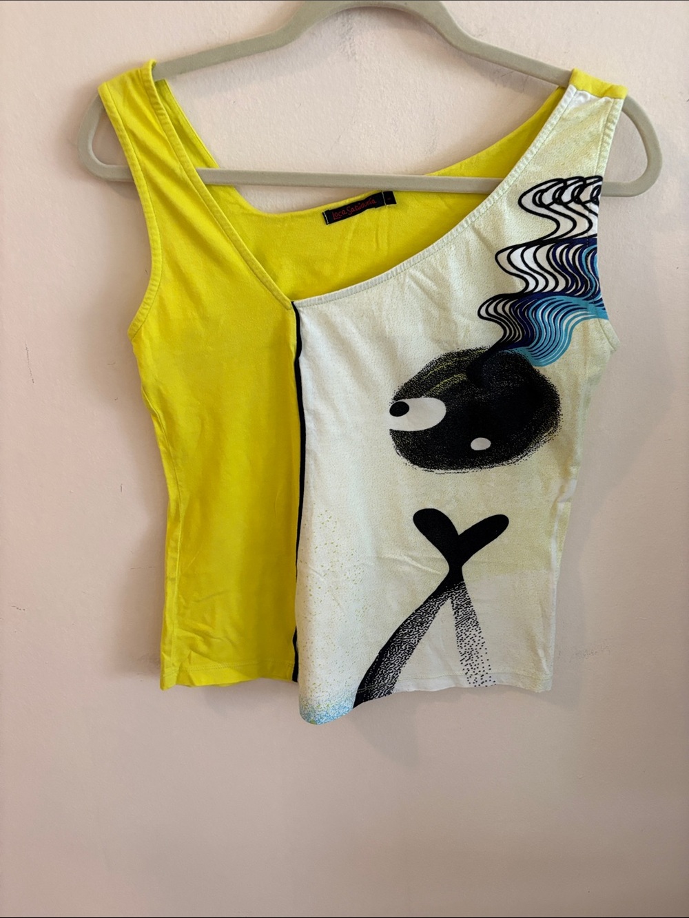 Sleeveless Asymmetric Graphic Tank Top in Yellow and White